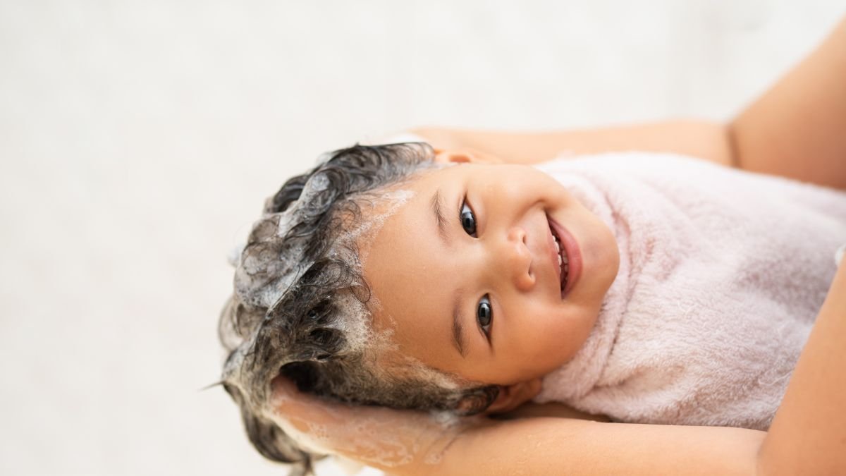 Cuidados com a Pele e Cabelo de Bebês e Crianças: Proteção, Carinho e Saúde desde o Primeiro Toque