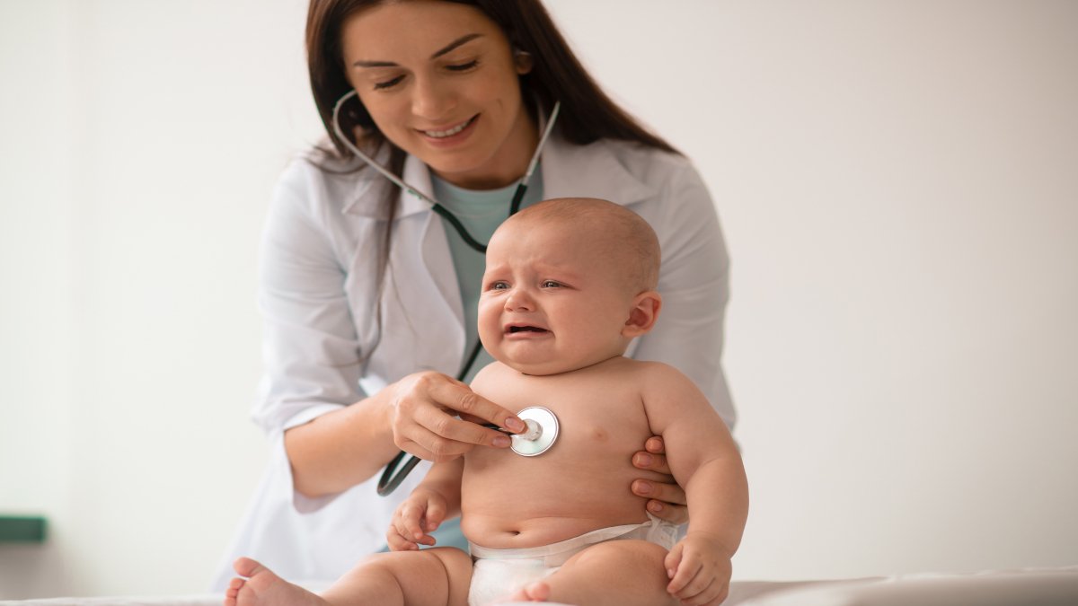 Quando Levar ao Pediatra: O Que é Normal, O Que é Alerta e Como Agir com Calma e Informação