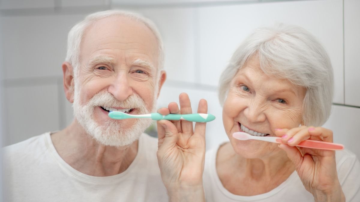 Higiene Bucal Para Idosos: Cuidados, Prevenção e Protocolos de Longevidade Estética e Funcional