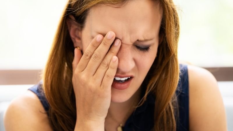 Dor no Olho ao Piscar: O Que Pode Estar Por Trás